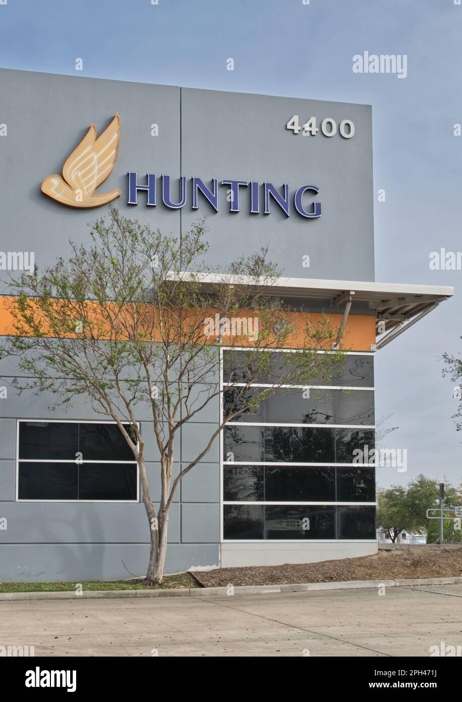 Houston, Texas, USA 02-25-2023: Außenansicht des Bürogebäudes von Hunting Energy Services in Houston, TX. Hersteller von Bohrungsbauteilen. Stockfoto