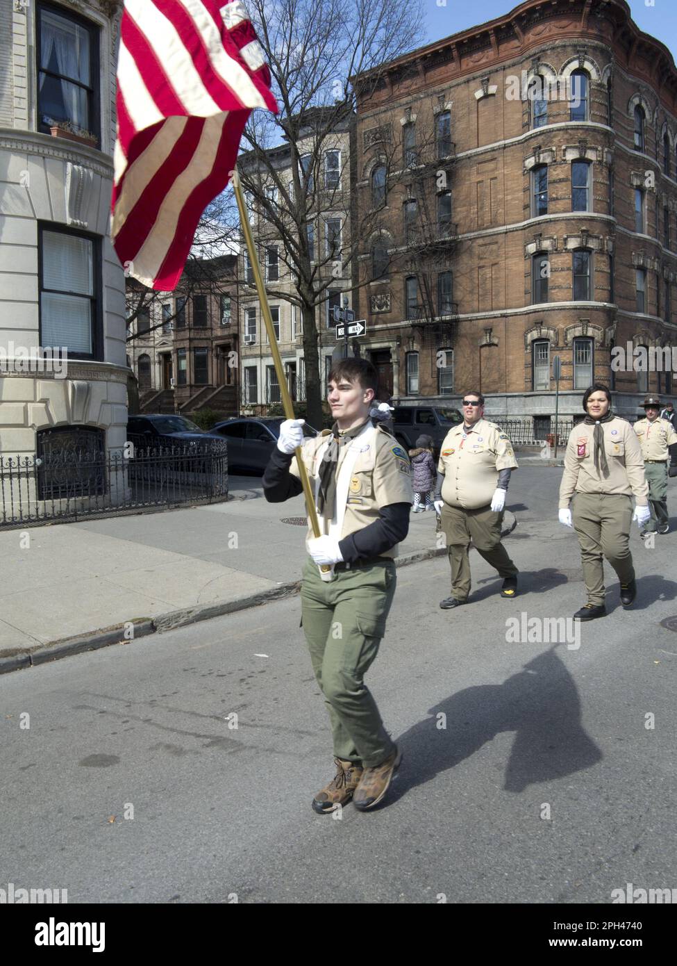 Die Pfadfinder marschieren bei der St. Patrick's Day Parade in Park Slope, Brooklyn, New York Stockfoto