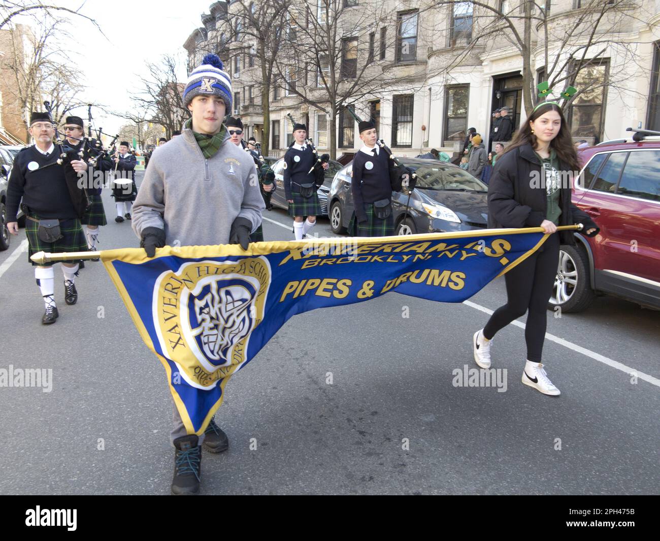 High School Pipes und Drums Band marschieren bei der St. Patrick's Day Parade in Park Slope, Brooklyn, NY Stockfoto