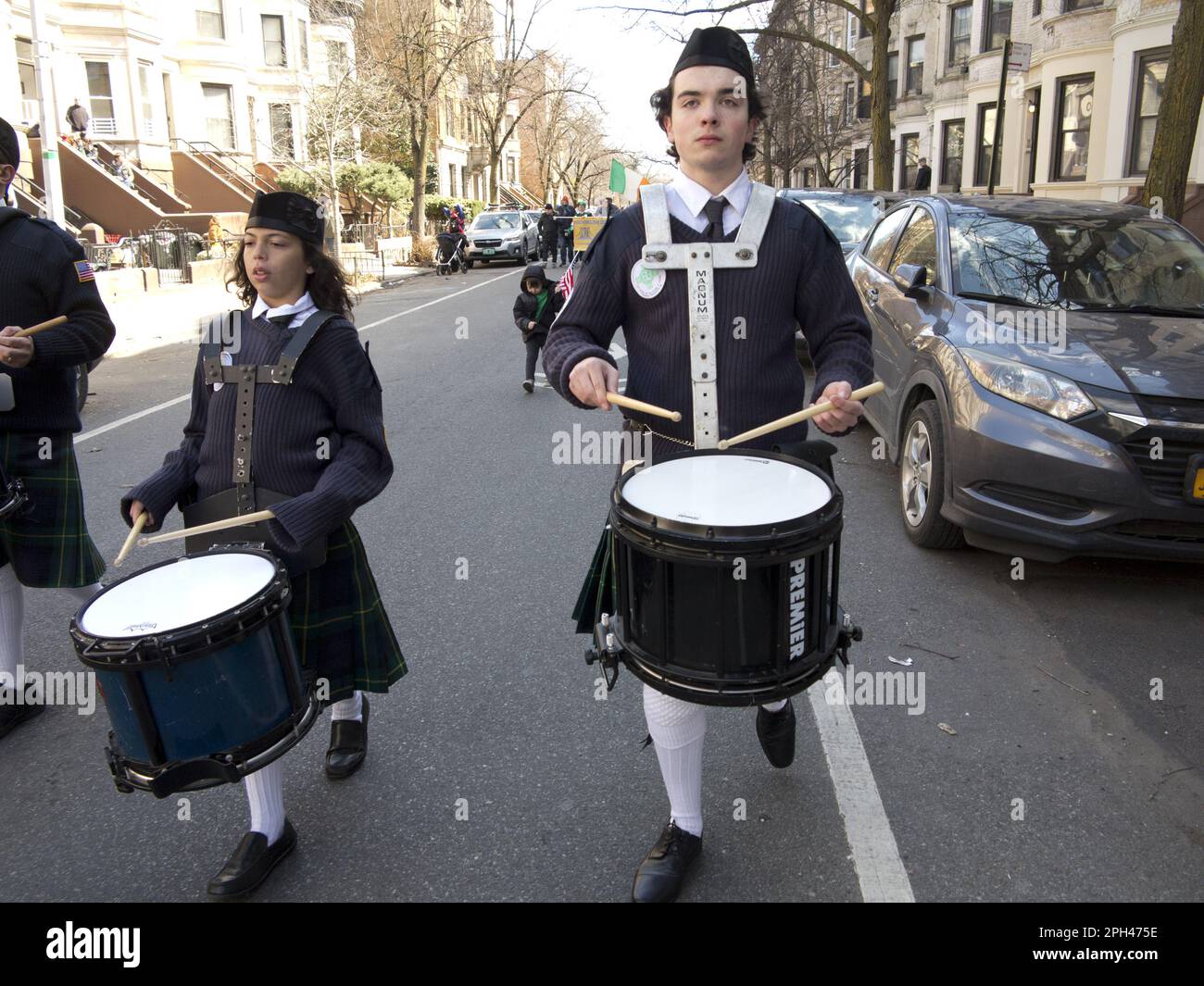 Mitglieder der Pipes and Drums Band treten bei der St. Patrick's Day Parade in Park Slope, Brooklyn, NY, auf Stockfoto