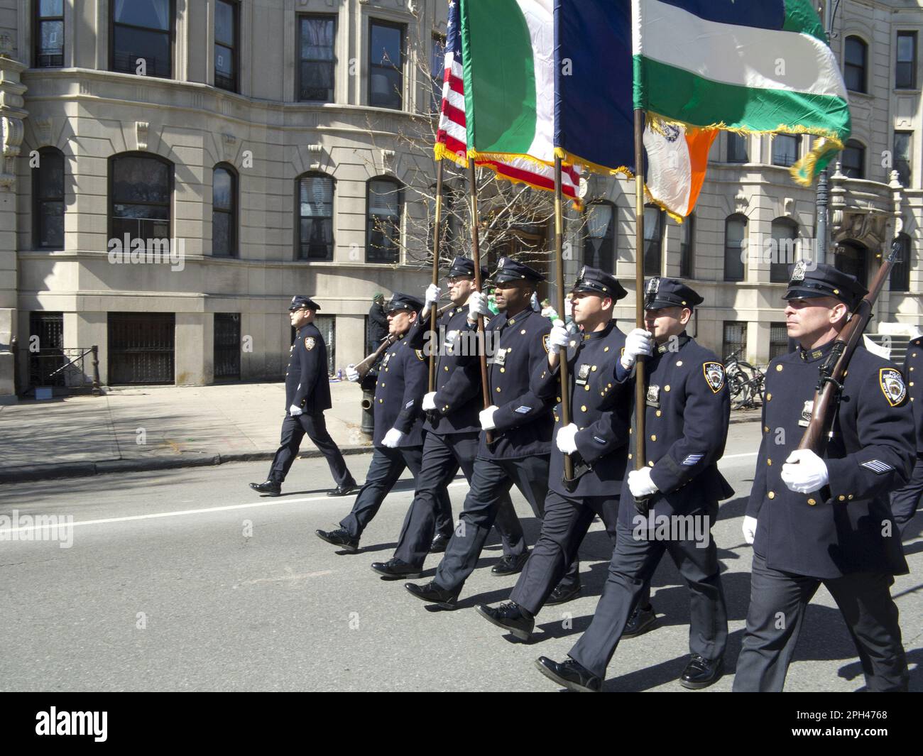 Mitglieder der NYPD marschieren bei der St. Patrick's Day Parade in Park Slope, Brooklyn, NY Stockfoto Mitglieder der NYPD marschieren bei der St. Patrick's Day Parade in Park Slope, Brooklyn, NY Stockfoto