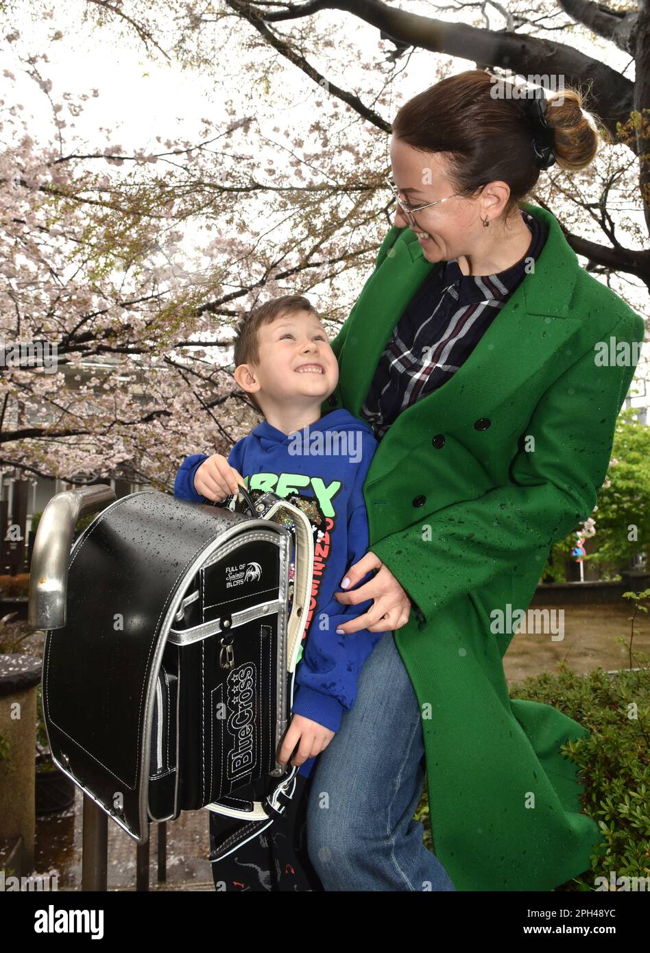 a-mother-and-son-who-have-evacuated-from-ukraine-to-japan-prepare