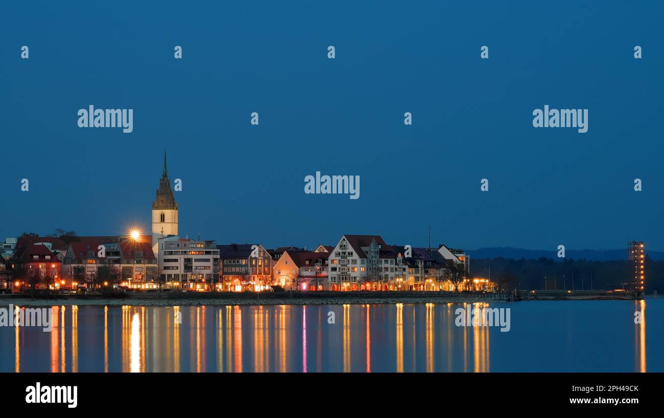 Friedrichshafen mit Blick auf St. Nicholas-Kirche und Maulwurf am Abend Stockfoto