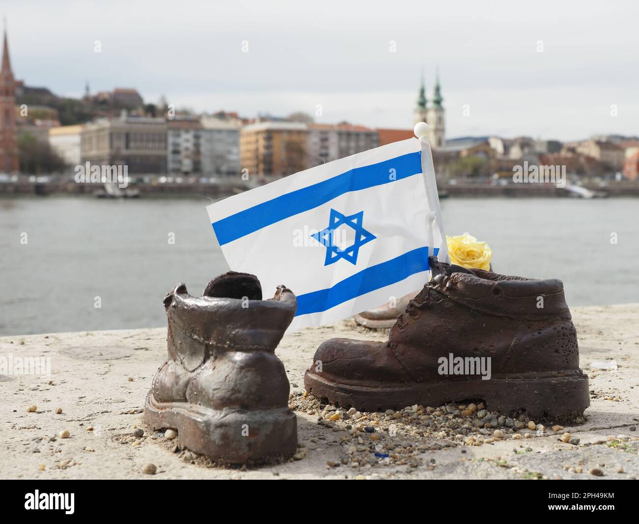 Schuhe am Donauufer Stockfoto