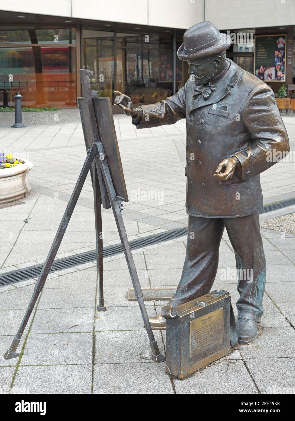 Vor dem Budavári-Palast steht seit sieben Jahren eine Figur eines bronzefarbenen Malers auf dem Donauufer in Pest. Stockfoto