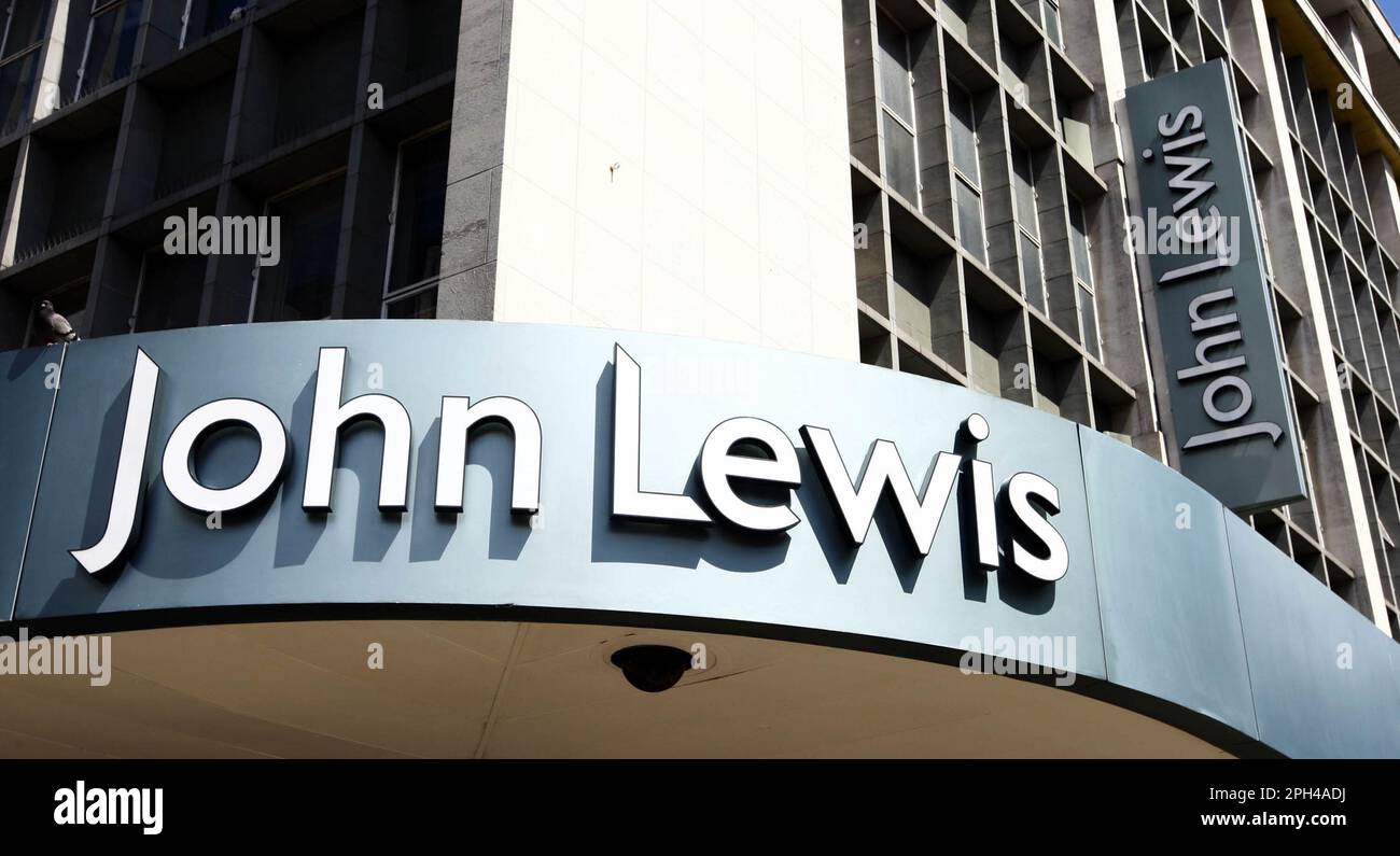 Dateifoto vom 22. März 07/11 eines John Lewis Stores in der Oxford Street in London. John Lewis würde dabei geholfen, sich im Besitz eines Gesetzesentwurfs zu halten, der nach Ansicht eines Abgeordneten dem Parlament vorgelegt werden soll. Der ehemalige Minister Gareth Thomas sagte, seine Pläne würden als „Raketenantrieb“ für Versicherungsvereine auf Gegenseitigkeit fungieren und gleichzeitig die Notwendigkeit verhindern, Entscheidungsbefugnisse an Investoren abzugeben. Berichte der letzten Woche deuten darauf hin, dass John Lewis erwägt, seine zu 100 % von Mitarbeitern geführte Struktur zu beenden, während die Partnerschaftsvorsitzende Sharon White Pläne aussucht, eine Minderheitsbeteiligung an dem Unternehmen zu verkaufen, um Geld zu beschaffen. Ausgabedatum: Sonntag, März 26, Stockfoto