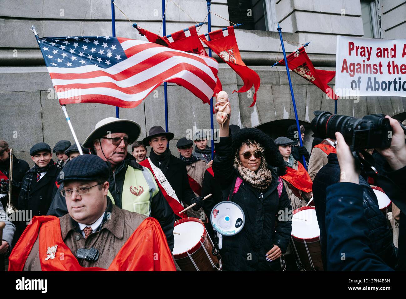 New York, Usa. 25. März 2023. Der Anti-Abtreibung-Aktivist hält eine Fötuspuppe, während er für die Kameras posiert. Gegenprotestoren und Anti-Abtreibungs-Märscher stoßen in der Nähe des Foley Square in New York gegeneinander an. (Foto: Olga Fedorova/SOPA Images/Sipa USA) Guthaben: SIPA USA/Alamy Live News Stockfoto