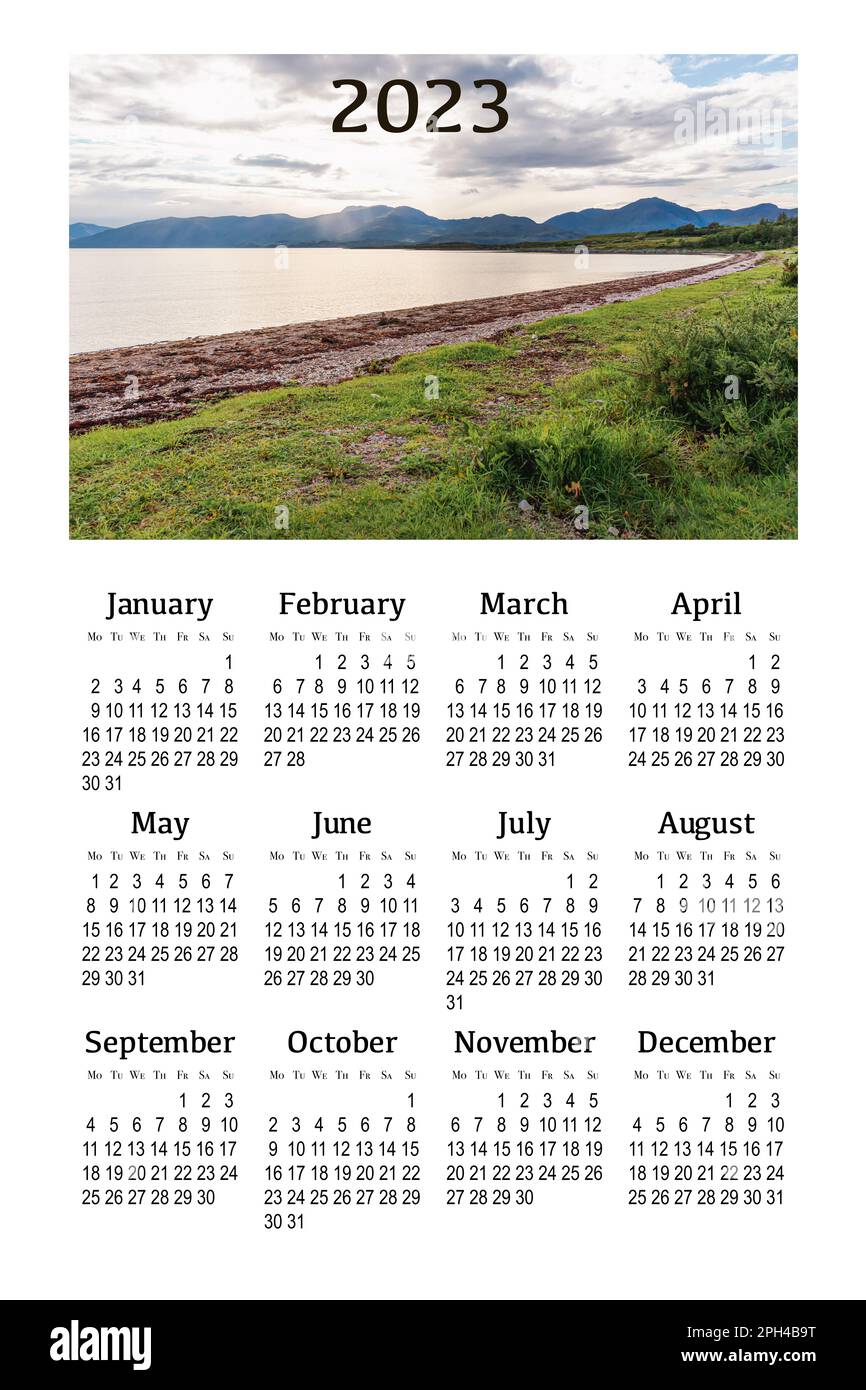 Kalender für 2023 auf weißem Hintergrund zum Drucken. Schottland, Großbritannien. Wunderschöne Berglandschaft. Stockfoto