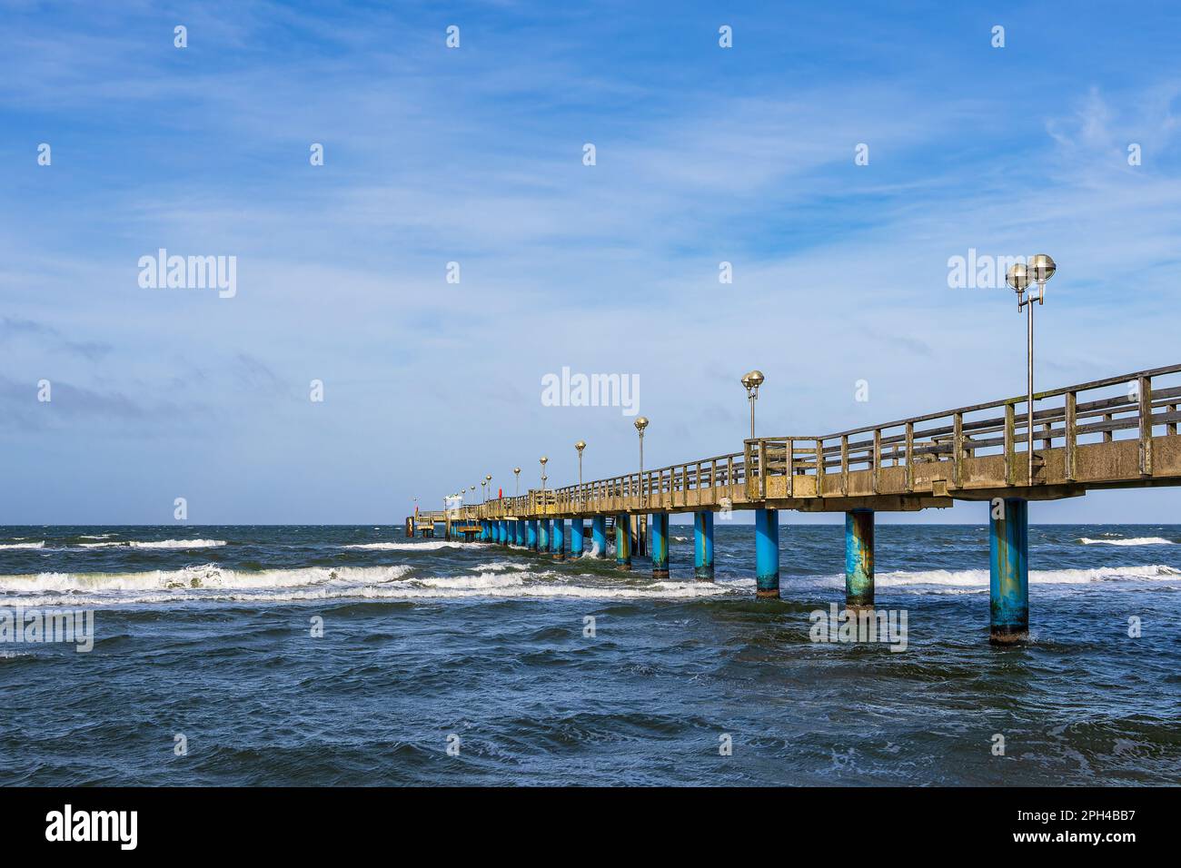 Pier am Ufer der Ostsee in Graal Mueritz, Deutschland. Stockfoto