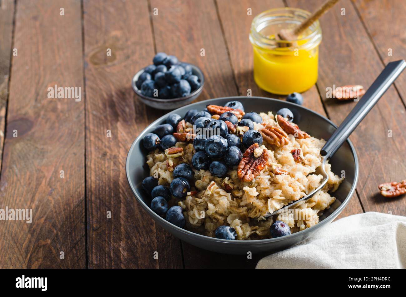 Vegetarische honig nuss haferflocken topping -Fotos und -Bildmaterial ...