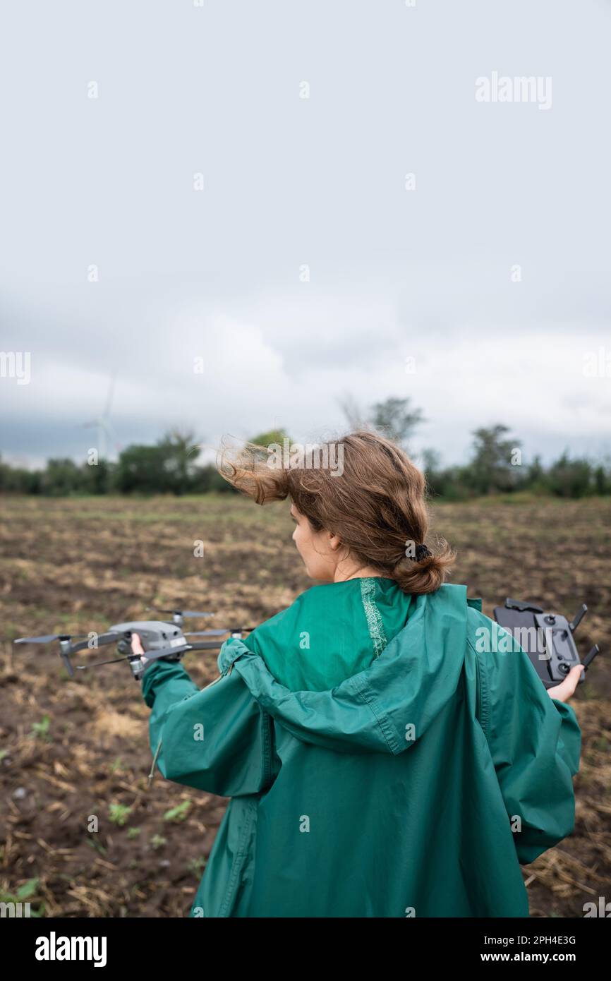 Landwirt mit Drohne auf einem Feld. Intelligente Landwirtschaft und Präzisionslandwirtschaft Stockfoto