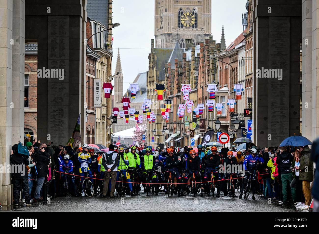 Wevelgem, Belgien. 26. März 2023. Abbildung zeigt den Beginn des Männer-Gent-Wevelgem - in Flanders Fields, 260, 9 km von Ieper nach Wevelgem, Sonntag, 26. März 2023. BELGA PHOTO DIRK WAEM Credit: Belga News Agency/Alamy Live News Stockfoto