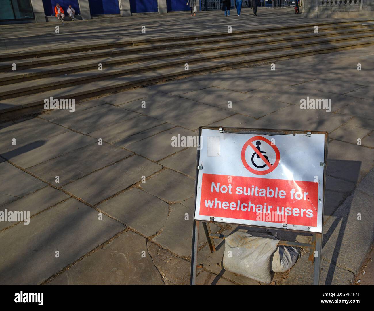 London, England, Großbritannien. Melden Sie sich in der Mall an einigen Stufen an „nicht für Rollstuhlfahrer geeignet“ Stockfoto