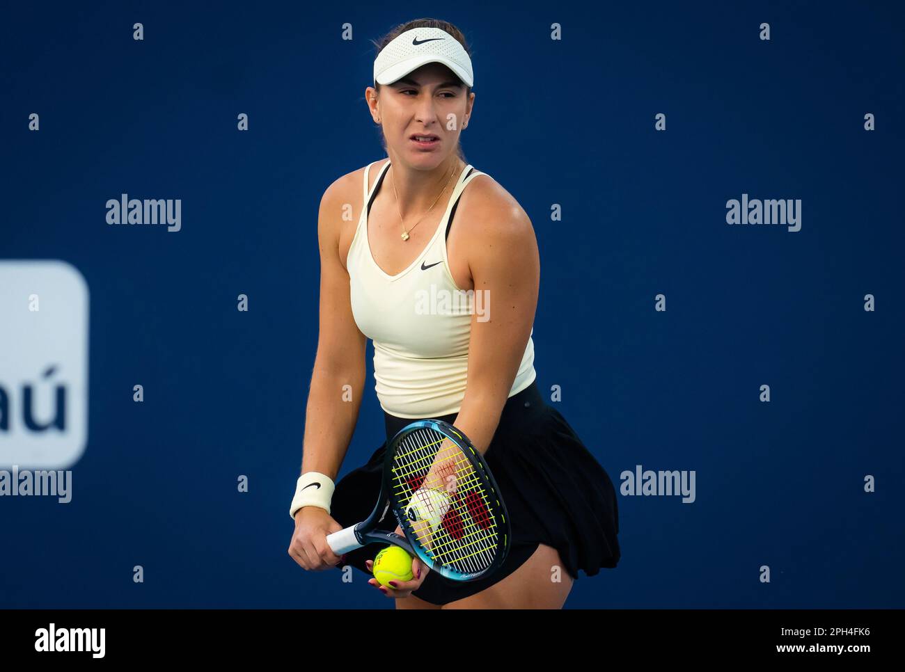 Belinda Bencic von der Schweiz in Aktion während der zweiten Runde des Miami Open 2023, WTA 1000 Tennis Turnier am 24. März 2023 in Miami, USA - Foto: Rob Prange/DPPI/LiveMedia Stockfoto