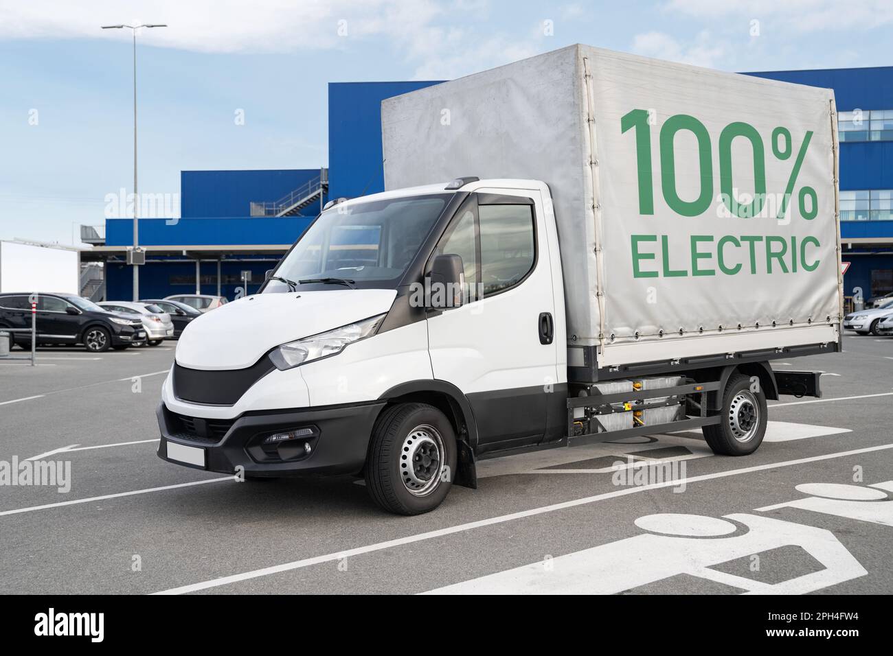 E-Stapler mit Batterien. Sauberes Transportkonzept. Hochwertiges Foto Stockfoto