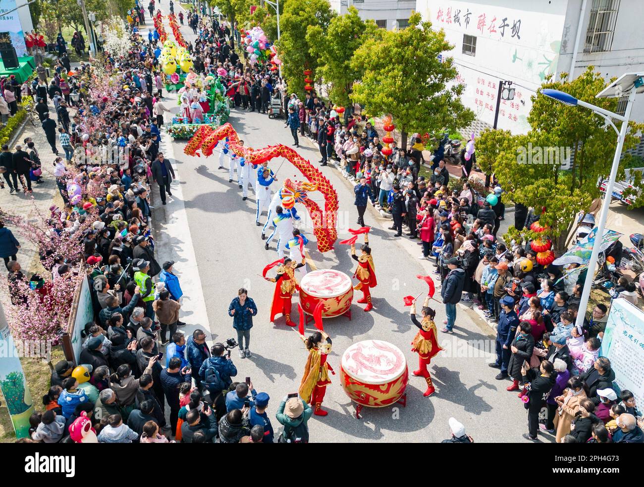 HAIAN, CHINA - 26. MÄRZ 2023 - Touristen genießen eine Flottenparade und Drachentanz im Dorf Yuba in der Stadt Dagong in Haian, Ostchinas Stockfoto