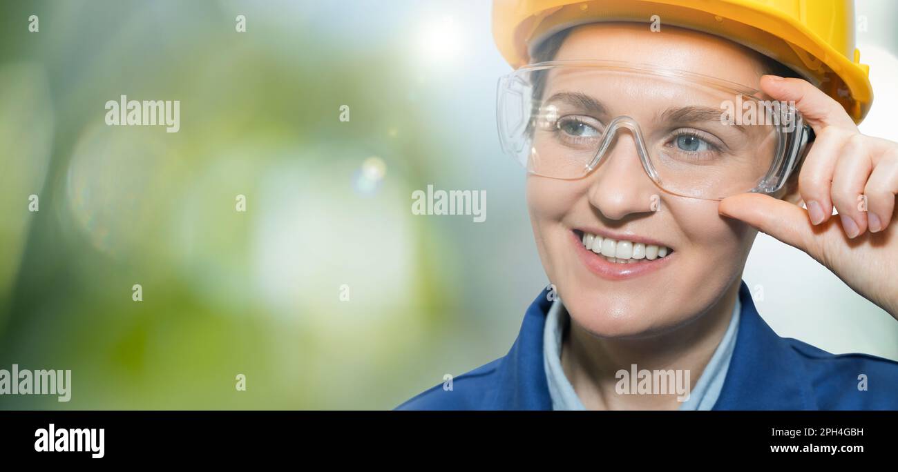 Porträt einer Ingenieurin in Helm und Schutzbrille. Hochwertiges Foto Stockfoto