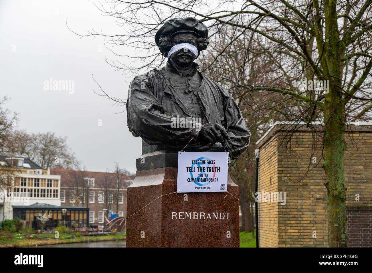 LEAD - Wissenschaftler Rebellion hat an mehreren Orten in den Niederlanden und im Ausland Statuen mit verbundenen Augen. In Leiden ging es um Skulpturen des Malers Rembrandt van Rijn. Die Wissenschaftler und Akademiker der Klimagruppe Scientist Rebellion fordern, dass die Machthaber nicht von der Klimakrise und der ökologischen Katastrophe wegschauen, die ihr Überleben bedroht. ANP MEDIATV niederlande raus - belgien raus Stockfoto