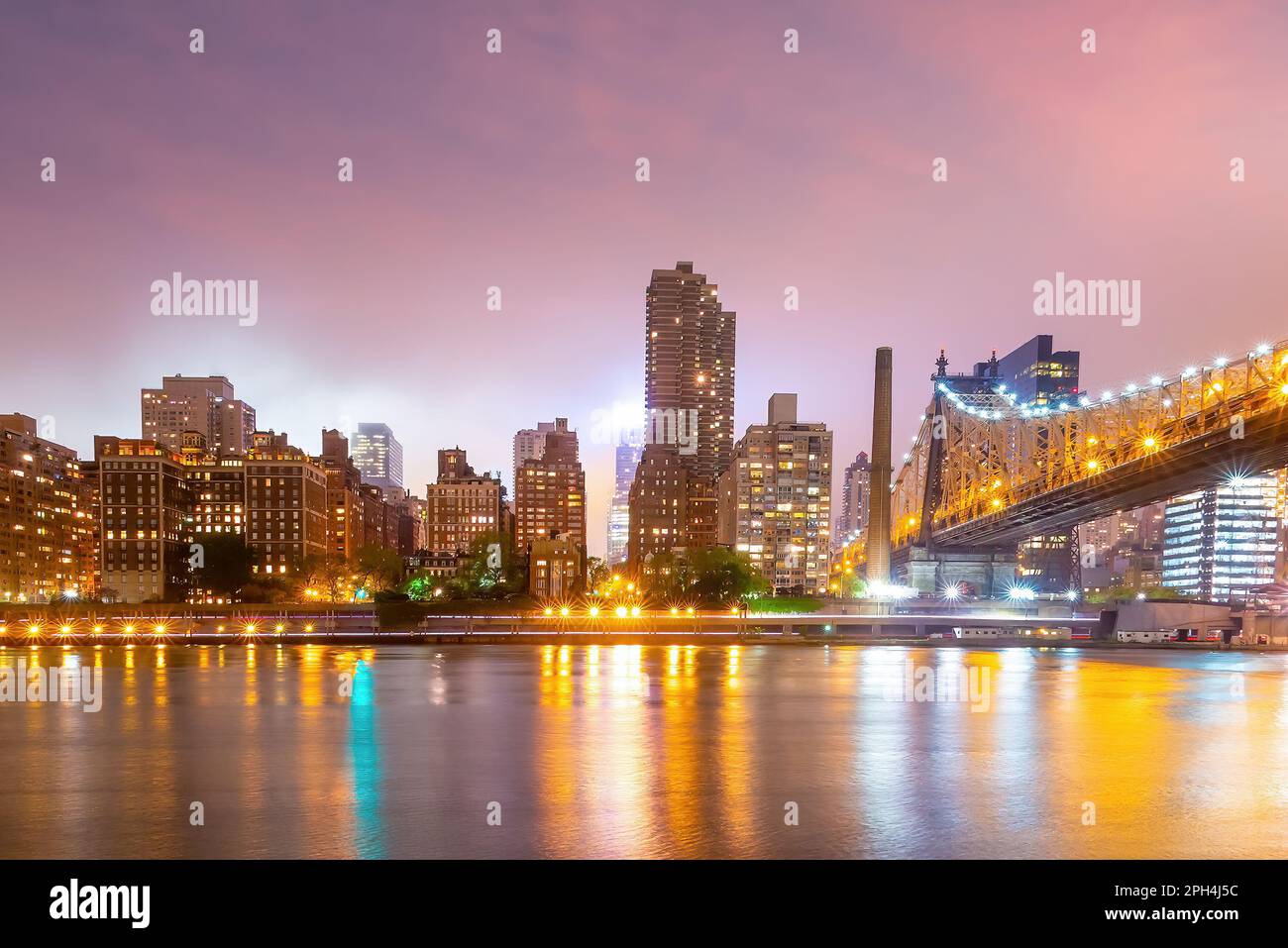 Die Skyline von New York mit der Queen Bridge in den USA Stockfoto