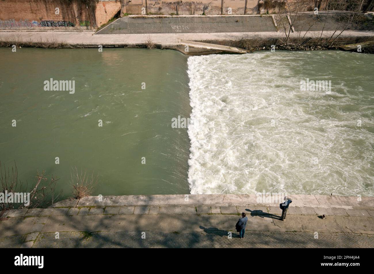 Tiber-Stromschnellen auf der Tiber-Insel (Isola Tiberina), Rom, Italien Stockfoto