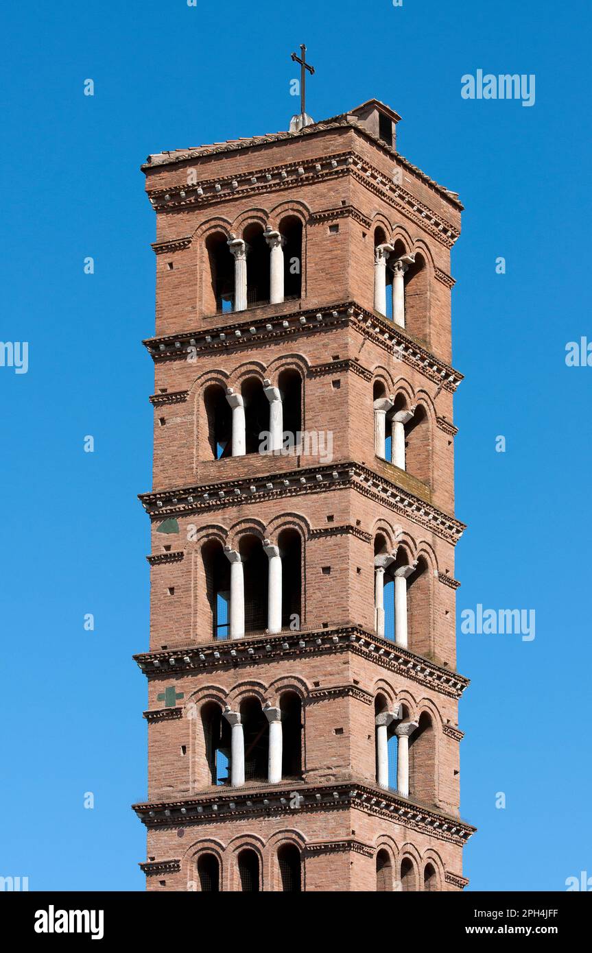 Glockenturm von Santa Maria in der Kirche Cosmedin, Piazza della Bocca della Verità, Rom, Italien Stockfoto