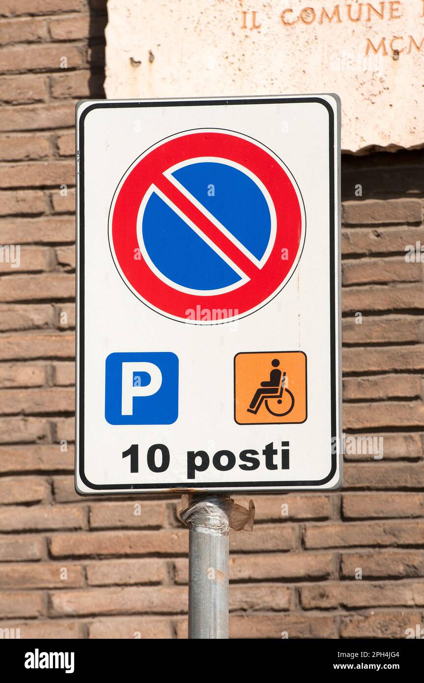 Kein Parkschild (für Behinderte reserviert) im Stadtzentrum von Rom, Latium, Italien Stockfoto