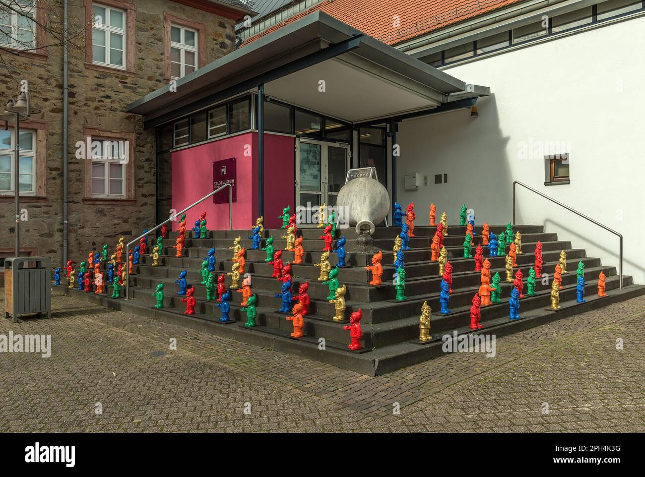Farbenfrohe Gartenzwerge stehen auf einer Treppe vor dem Stadtmuseum Hofheim am Taunus Stockfoto