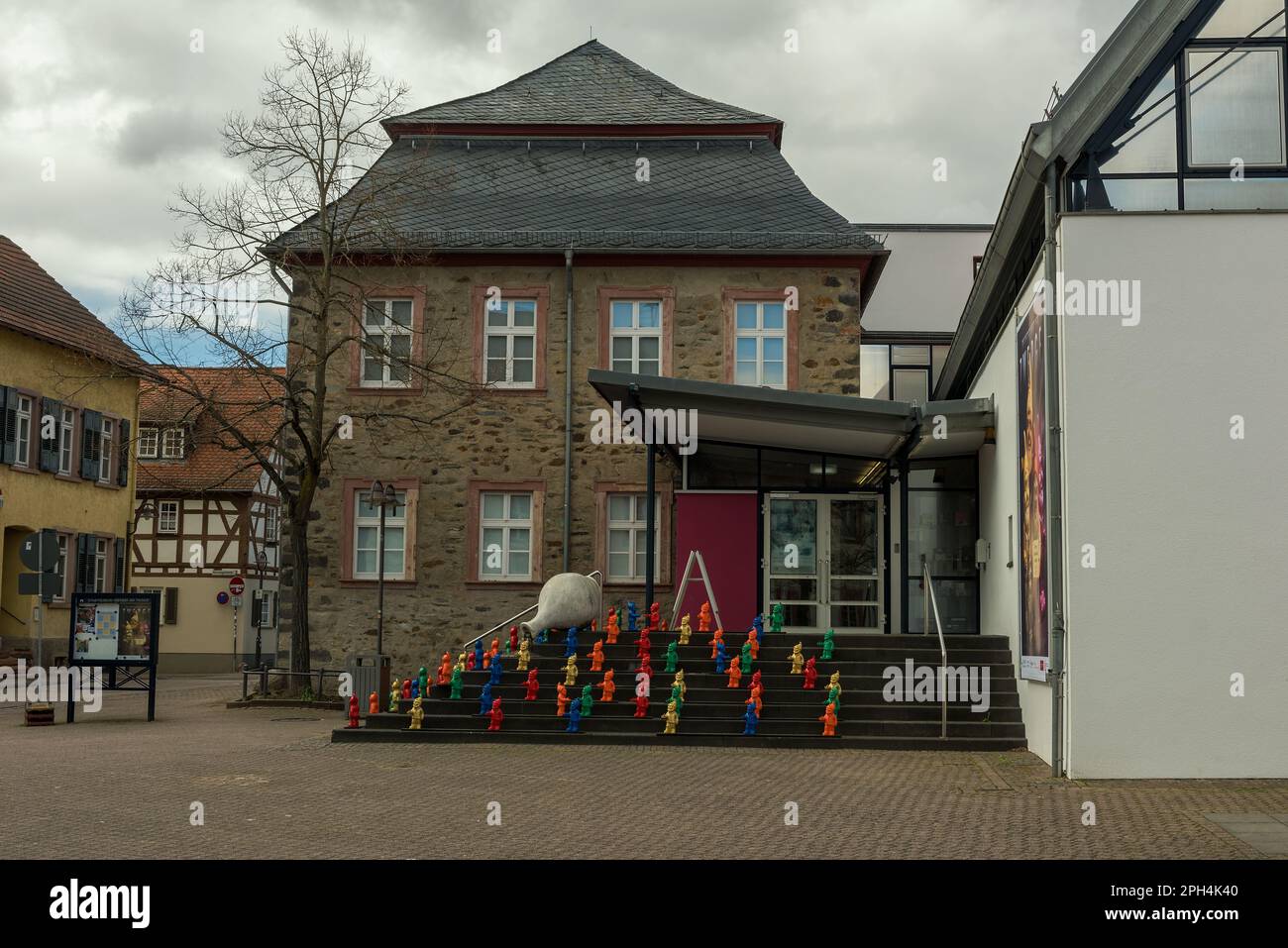 Farbenfrohe Gartenzwerge stehen auf einer Treppe vor dem Stadtmuseum Hofheim am Taunus Stockfoto