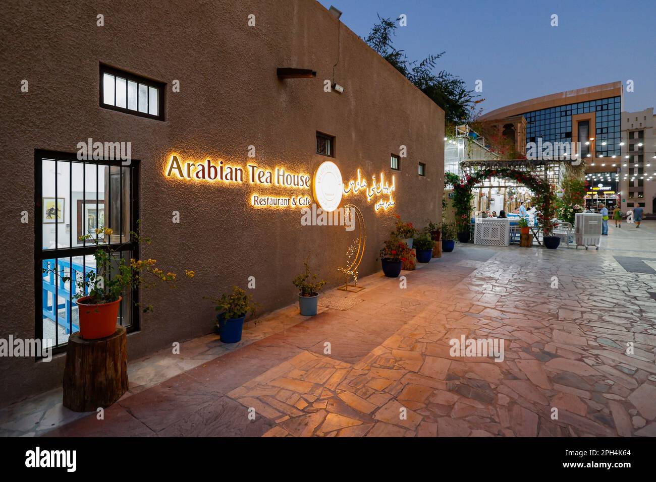 Blick auf das Arabian Tea House im historischen Viertel Al Fahidi bei Nacht, Dubai, Vereinigte Arabische Emirate. Stockfoto