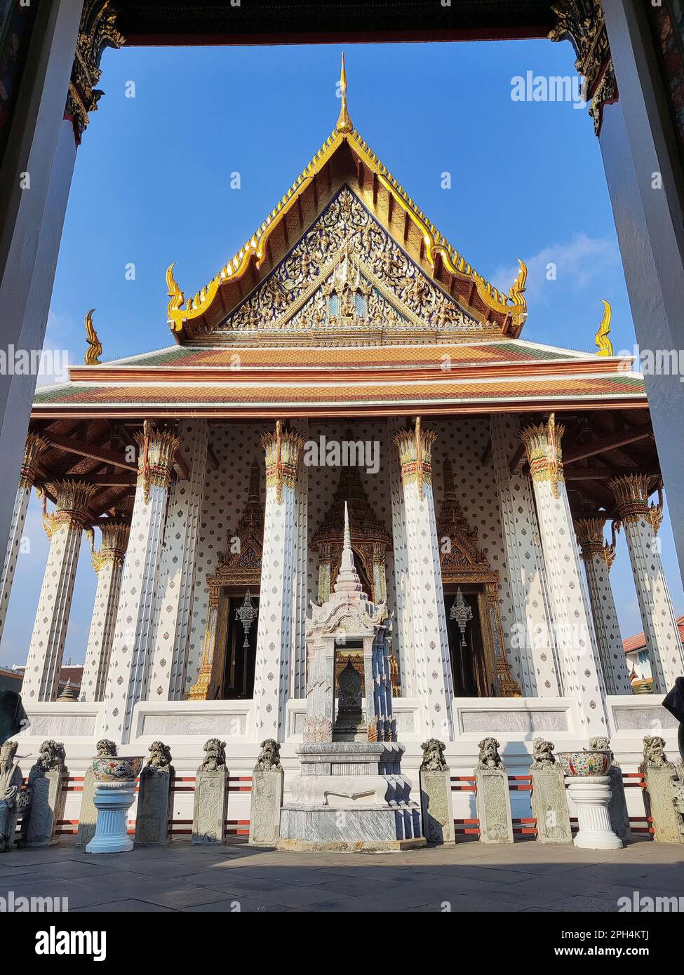 Blick auf die Ordnungshalle in Wat Arun. Die Ubosot- oder Ordnungshalle beherbergt das wichtigste Buddha-Bild des Wat Arun Stockfoto