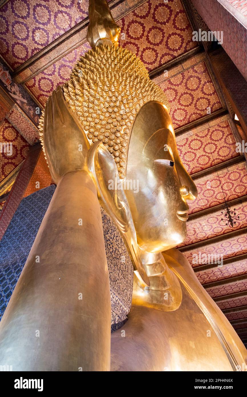 Gigantische liegende Buddha-Statue in Wat Pho, Bangkok. Wat Pho ist die älteste und größte Tempelanlage in Bangkok Stockfoto