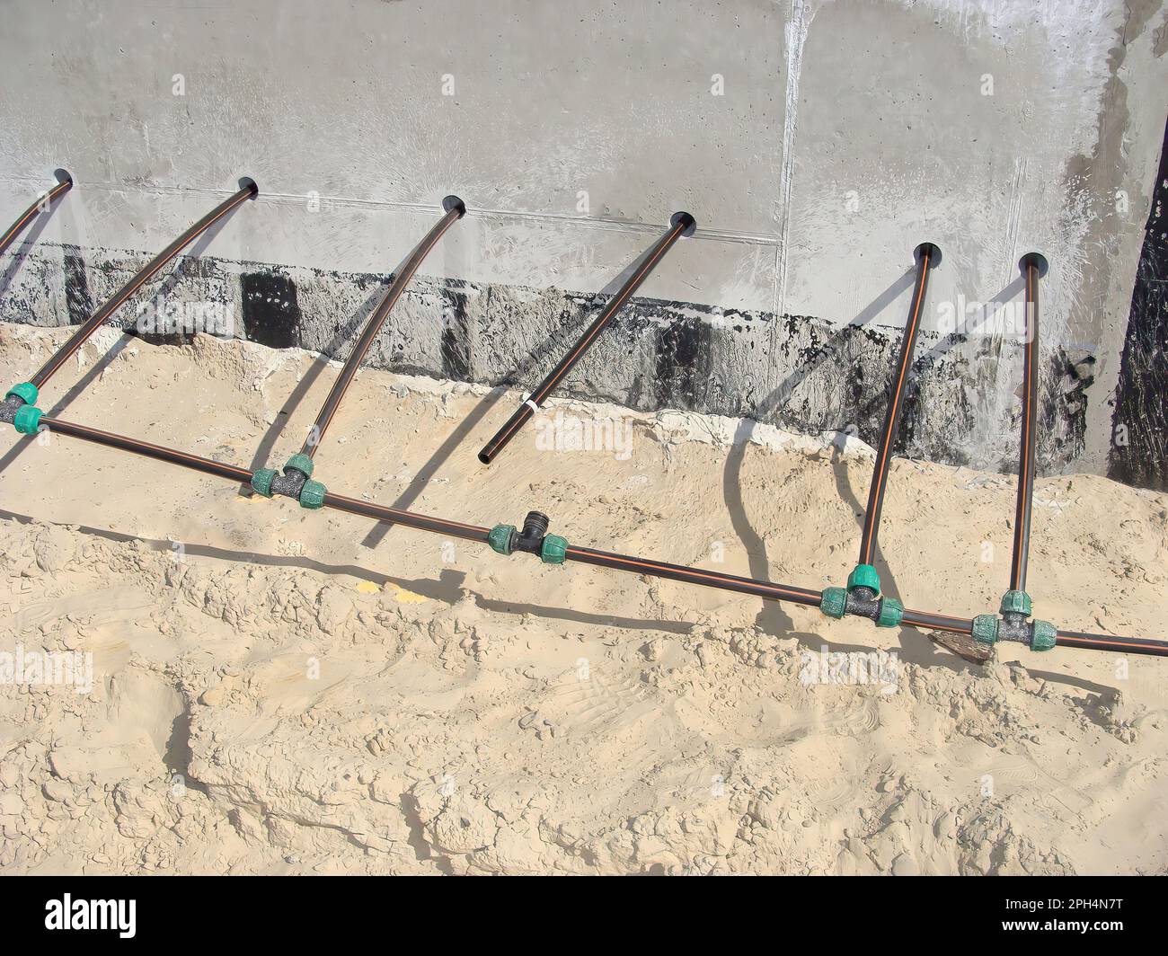 Fußbodenheizungsrohre aus Kunststoff, Betongrundlagen für Lagergebäude. Sandkissen Stockfoto