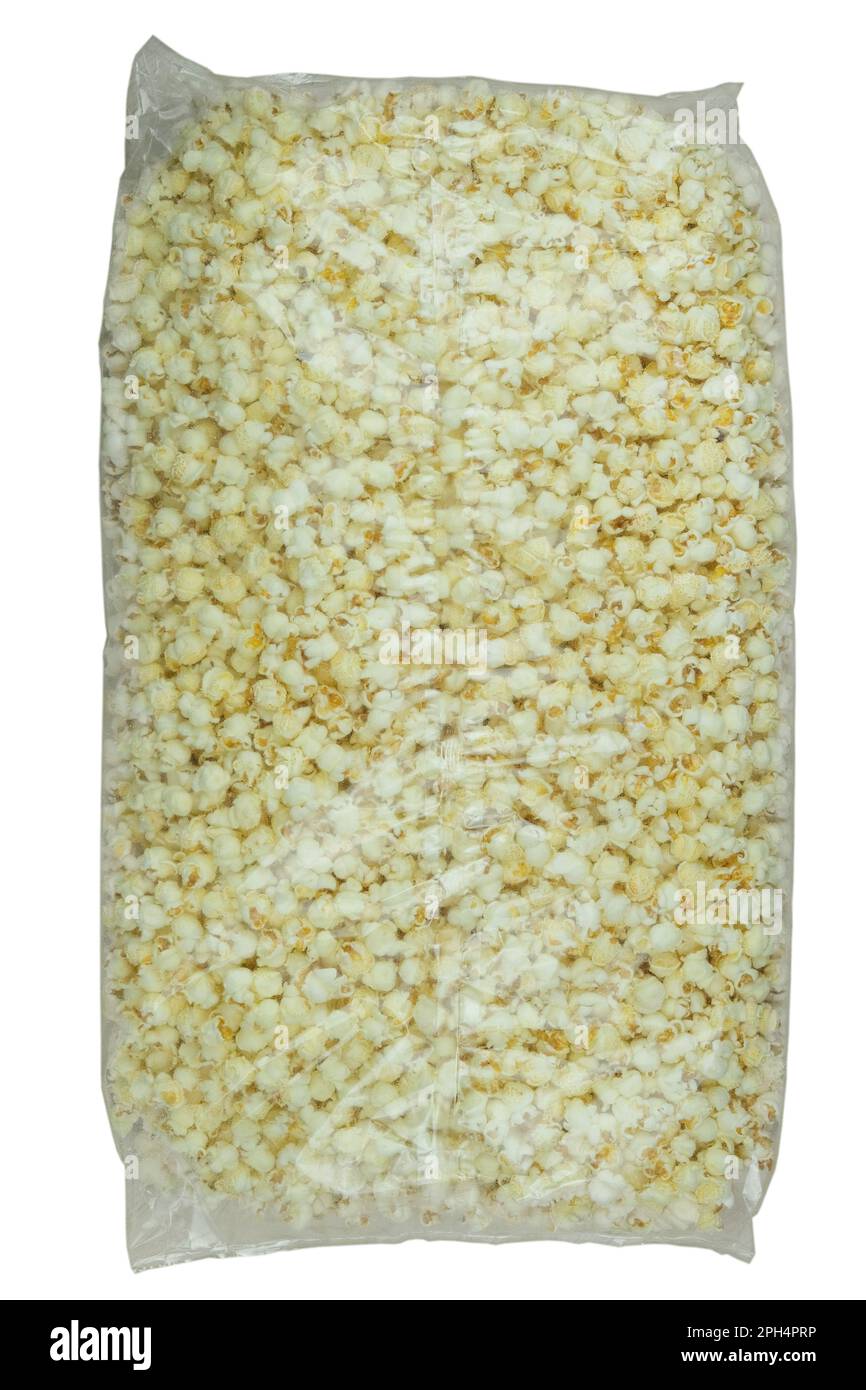 Große Packung Popcorn in einem transparenten Beutel isoliert auf weißem Hintergrund. Fastfood. Draufsicht. Stockfoto Große Packung Popcorn in einem transparenten Beutel isoliert auf weißem Hintergrund. Fastfood. Draufsicht. Stockfoto