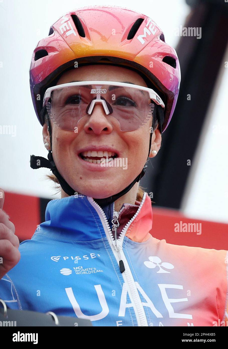 Wevelgem, Belgien. 26. März 2023. Die italienische Marta Bastianelli vom Team ADQ der VAE wurde bei der Präsentation der Fahrer vor dem Radrennen Gent-Wevelgem für Frauen in Flanders Fields, 162, 5 km von Ieper nach Wevelgem, Sonntag, 26. März 2023, fotografiert. BELGA FOTO DAVID PINTENS Kredit: Belga News Agency/Alamy Live News Stockfoto