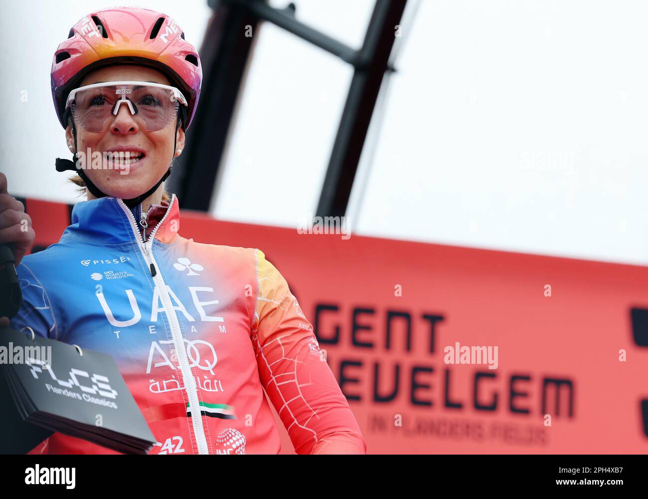 Wevelgem, Belgien. 26. März 2023. Die italienische Marta Bastianelli vom Team ADQ der VAE wurde bei der Präsentation der Fahrer vor dem Radrennen Gent-Wevelgem für Frauen in Flanders Fields, 162, 5 km von Ieper nach Wevelgem, Sonntag, 26. März 2023, fotografiert. BELGA FOTO DAVID PINTENS Kredit: Belga News Agency/Alamy Live News Stockfoto