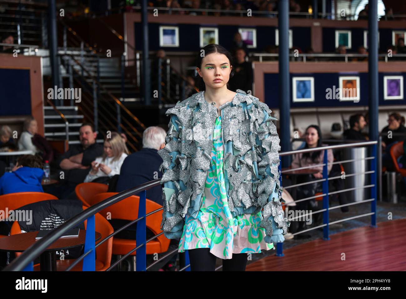 Helsinki, Finnland. 24. März 2023. Ein Modell, das ein Kleid der Marke Ivana Helsinki zeigt, läuft auf der Tanzfläche des Schiffes. Am 26. März 2023 organisierte die Eckero Line Ship Company ein Fashion Festival auf dem Schiff Finlandia, das zwischen Helsinki und Tallinn verkehrt. Das Fashion Festival wurde in Zusammenarbeit mit Ivana Helsinki durchgeführt, das von Paola Suhonen geleitet wurde. (Foto: Takimoto Marina/SOPA Images/Sipa USA) Guthaben: SIPA USA/Alamy Live News Stockfoto