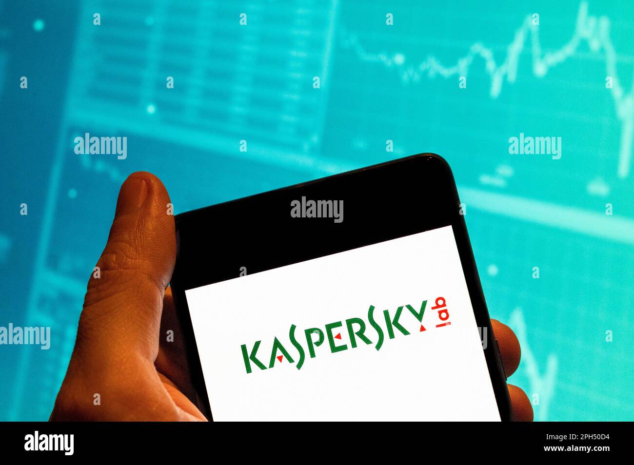 China. 15. Februar 2023. In dieser Fotoabbildung wird das Logo des multinationalen Anbieters von Cybersicherheit- und Antivirensoftware Kaspersky Lab auf einem Smartphone mit einem Diagramm des Börsenindex im Hintergrund angezeigt. (Kreditbild: © Budrul Chukrut/SOPA Images via ZUMA Press Wire) NUR REDAKTIONELLE VERWENDUNG! Nicht für den kommerziellen GEBRAUCH! Stockfoto