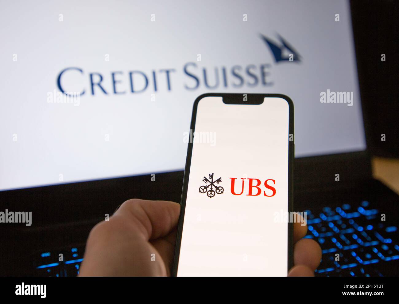 UBS Bank Mobile-Banking-App vor der Credit Suisse-Website Stockfoto
