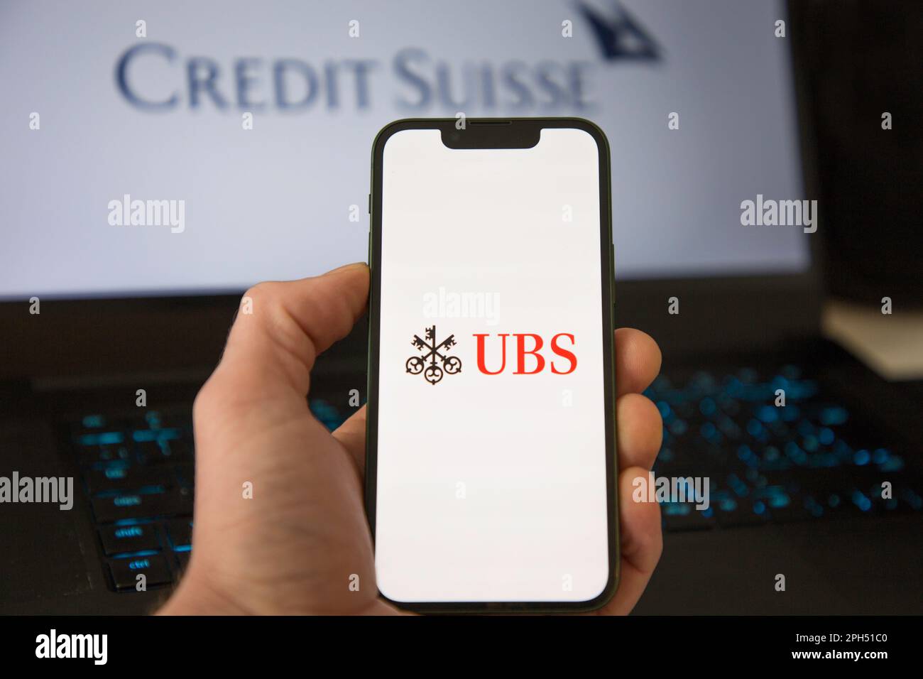 UBS Bank Mobile-Banking-App vor der Credit Suisse-Website Stockfoto