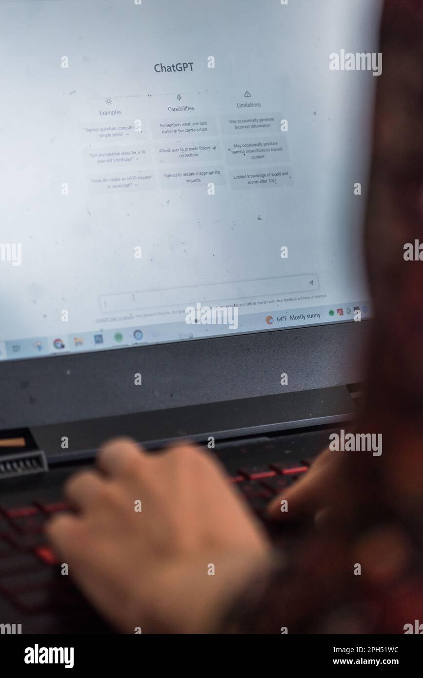 Lissabon, Portugal - 26. März 2023: Illustrierender Editorial einer Frau auf einem Laptop mit ChatGPT, einem von OpenAI entwickelten Chatbot mit künstlicher Intelligenz Stockfoto