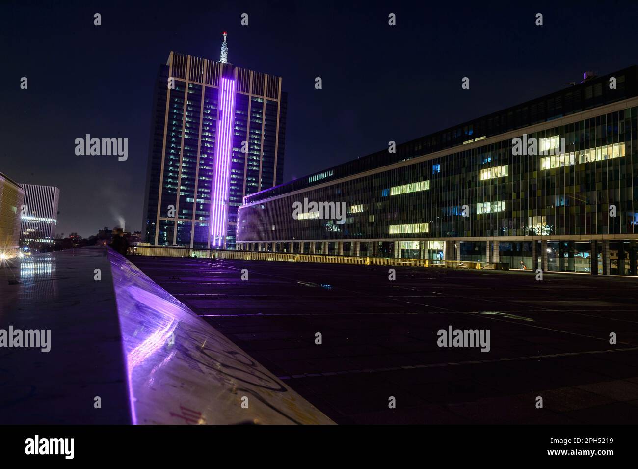 Pres de la Place du Congres, vue de nuit sur la cite administrative qui revele une architecture moderniste des annees 60. Le leiu n'appartient plus A Stockfoto