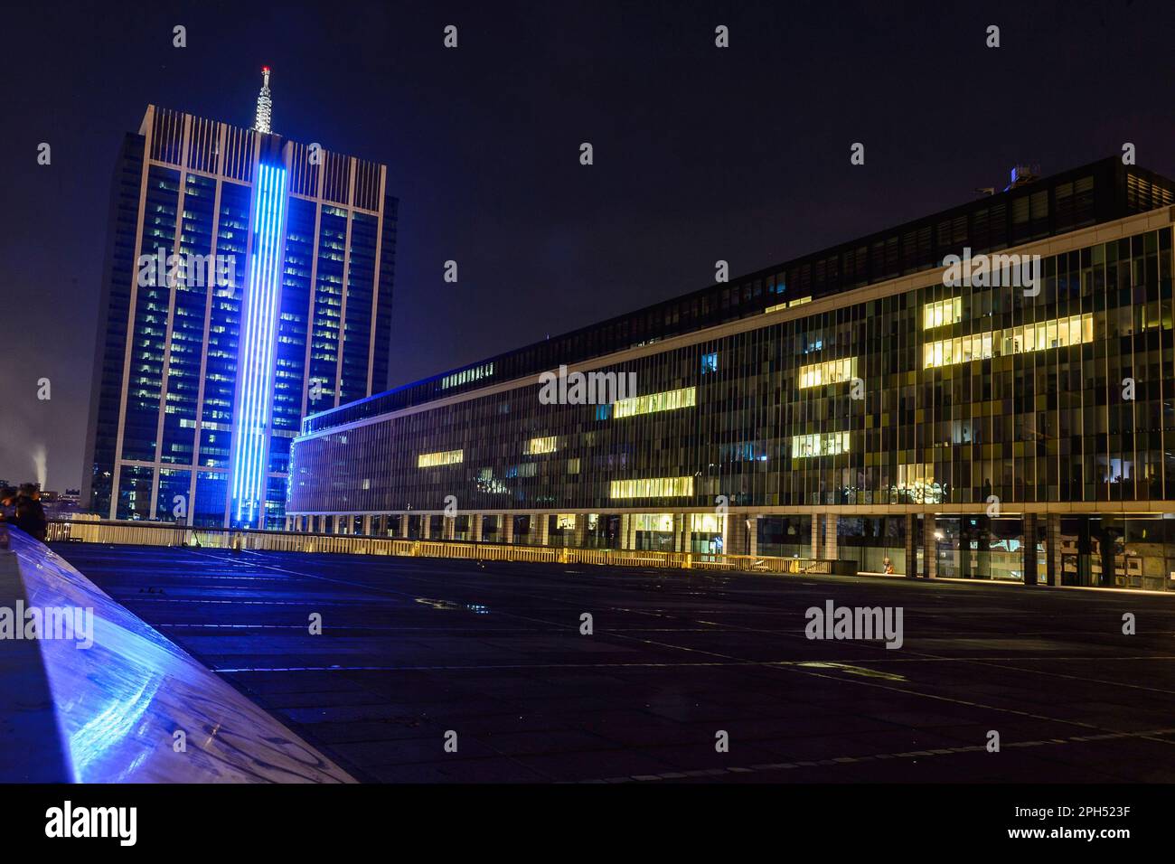 Pres de la Place du Congres, vue de nuit sur la cite administrative qui revele une architecture moderniste des annees 60. Le leiu n'appartient plus A Stockfoto
