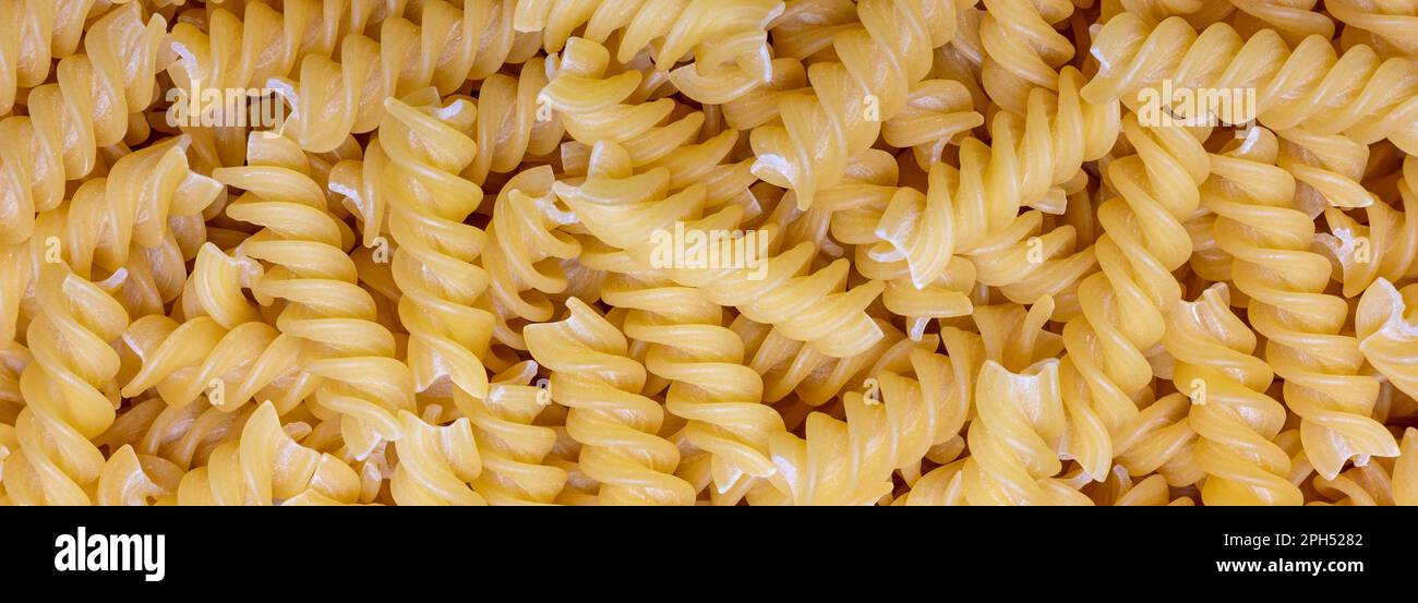 Nahaufnahme von ungekochtem Fusilli, italienische Pasta von oben gesehen, glutenfrei Stockfoto
