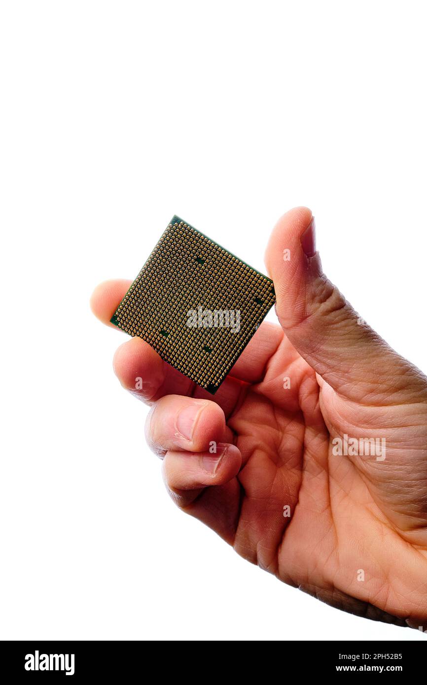 Die Hand eines Mannes, der einen Mikrochip mit weißem Hintergrund hält. Stockfoto