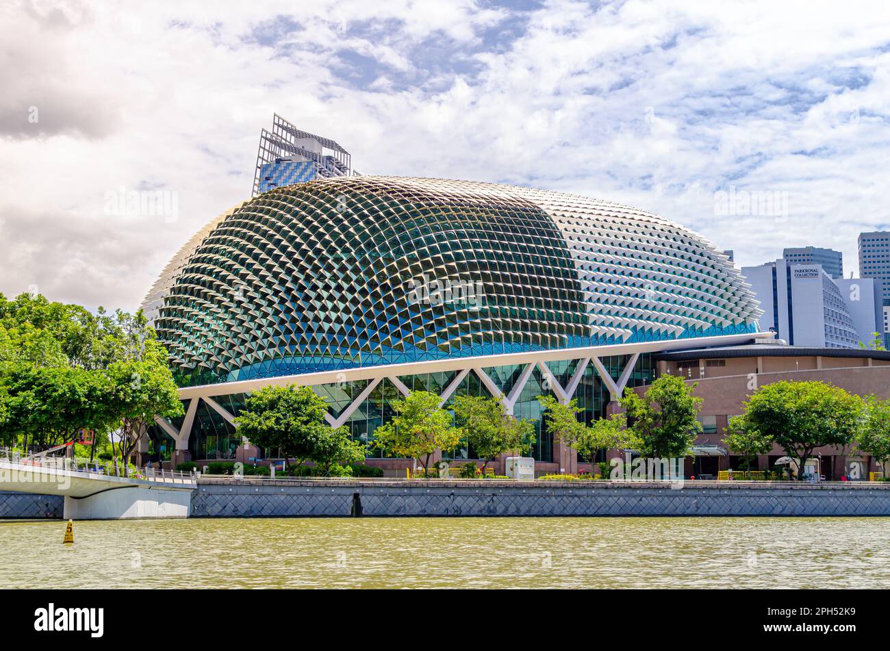 Esplanade - Theatres on the Bay ist Singapurs erstklassiges Zentrum für darstellende Künste, ein architektonisches Symbol am Singapore River. Stockfoto