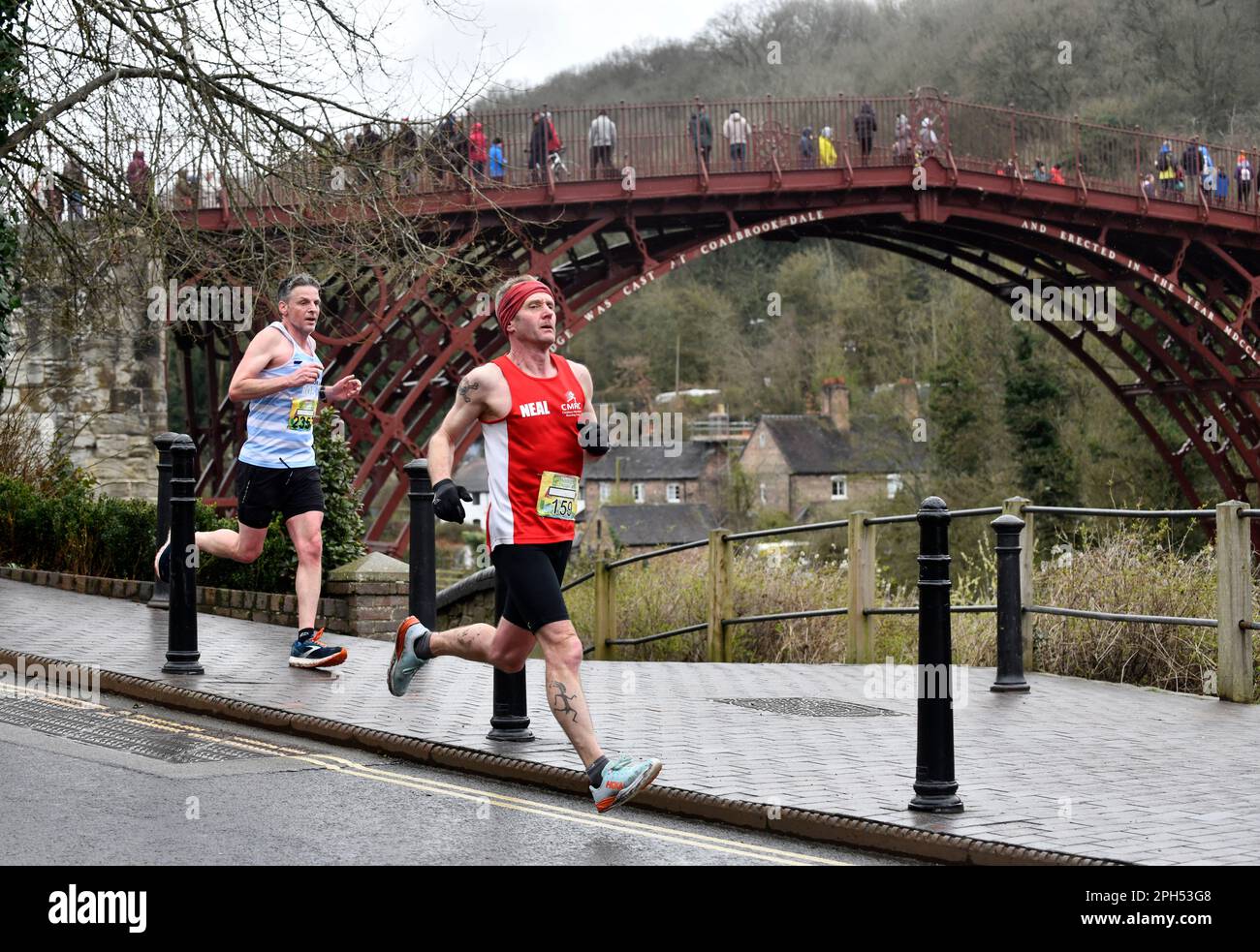 Ironbridge Halbmarathon - Läufer, die das Ironbridge-Weltkulturerbe passieren. Kredit: David Bagnall. Laufsportler Sportler gesund man Großbritannien Stockfoto
