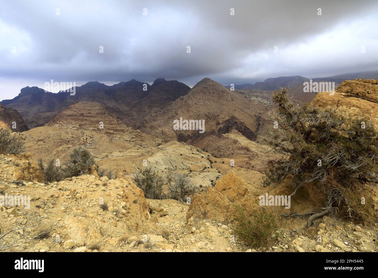 Blick über die Landschaft der Berge von Jabal Abu Mahmoud, Südjordanien, Naher Osten Stockfoto