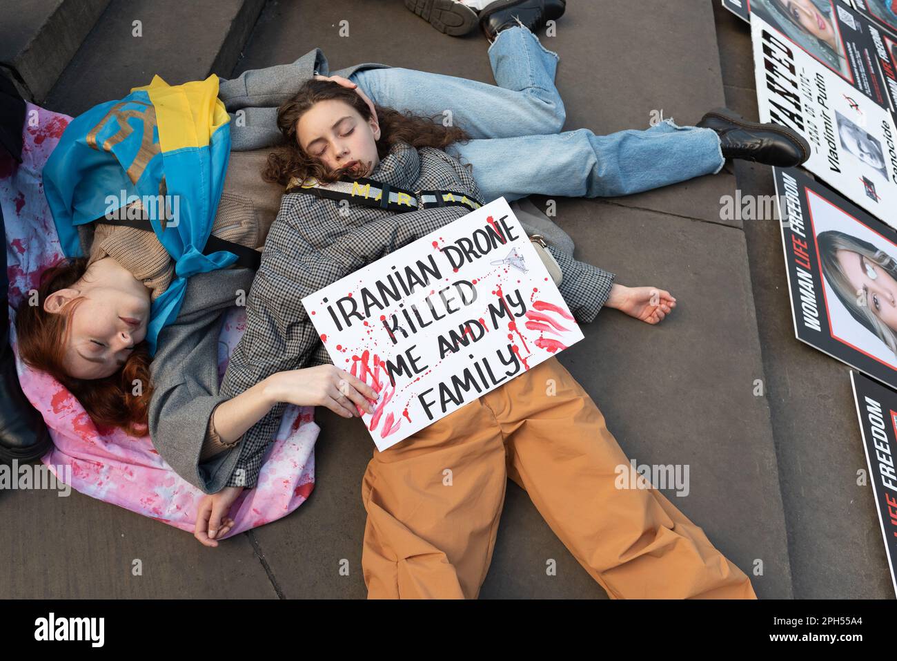 London, Großbritannien. 25. März 2023. Ukrainische und iranische Frauen veranstalten im Piccadilly Circus, London, einen gemeinsamen Protest gegen die Regierungen Russlands und des Iran Stockfoto