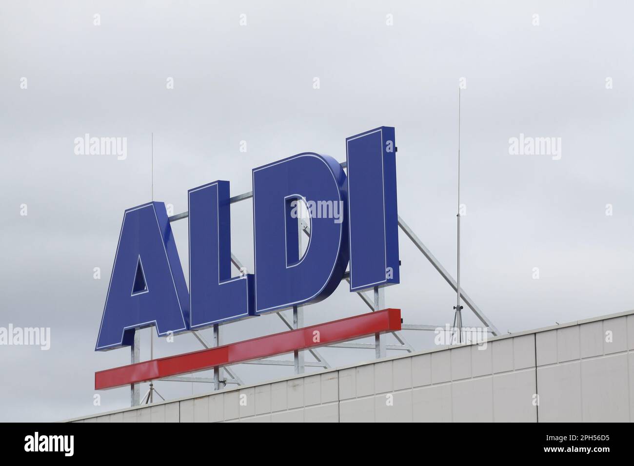 Am 31. Oktober unterschreibt Aldi Company im Einkaufszentrum Südring vor blauem Himmel. 2020 in paderborn, nordrhein-westfalen, deutschland, Stockfoto