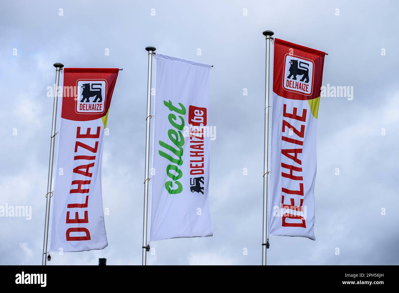 Delhaize-Laden geschlossen. Aufgrund der Personalmaßnahmen nach der Ankündigung des Plans zur Franchise des Stores. | Mouvement de greve chez Delhaize. Arr Stockfoto